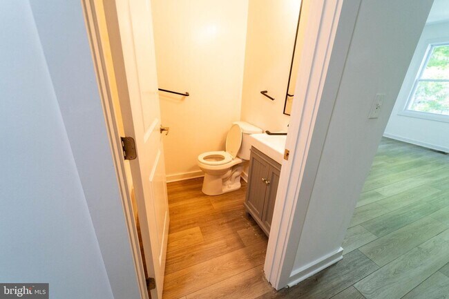 Building Photo - Move In Ready 2 BD 1 BA close to Metro, Sh...