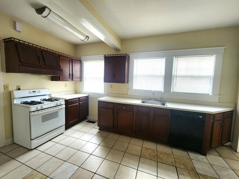 Building Photo - 513 10th Ct S