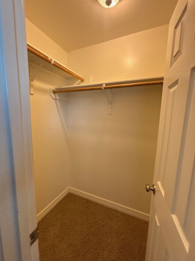 Building Photo - 4 BEDROOM WITH BONUS ROOM IN LEGACY SUBDIVISION