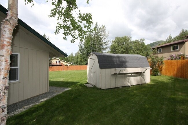 Building Photo - Gorgeous Eagle River Home w/ Open Concept Layout!