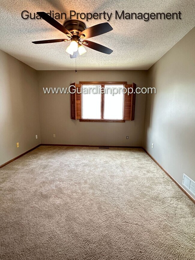 Building Photo - Eden Prairie Single Family Home, 2 Car Garage, Large Fenced Back Yard, September/October Move in