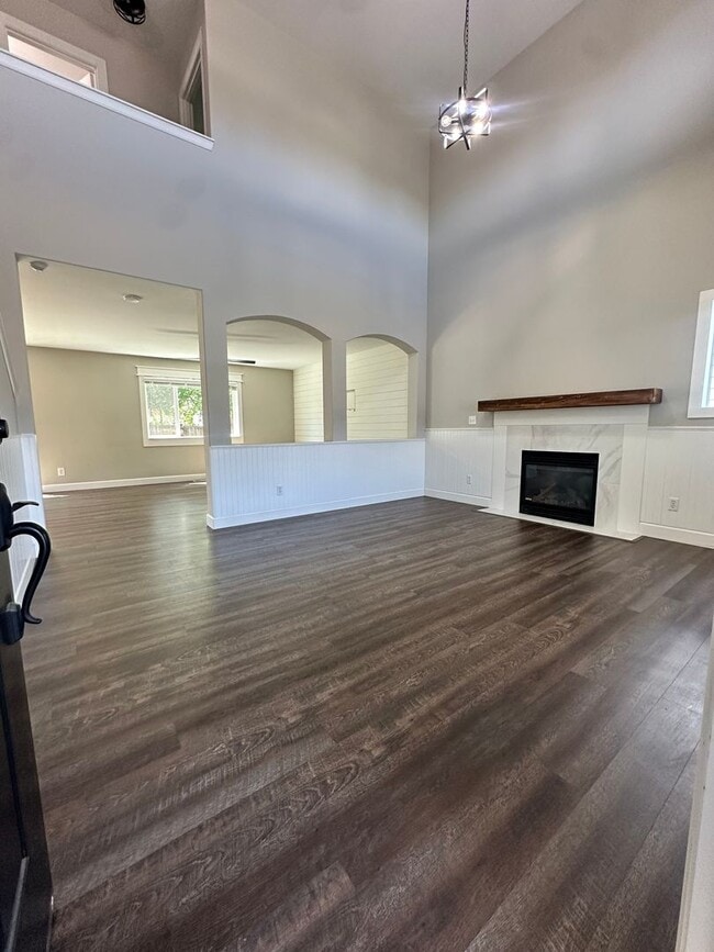 Building Photo - Beautiful Spacious Luxury Home