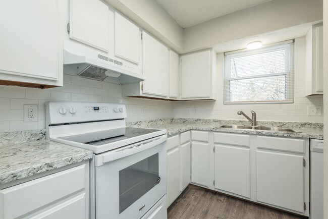 Building Photo - 2520 McMillan St