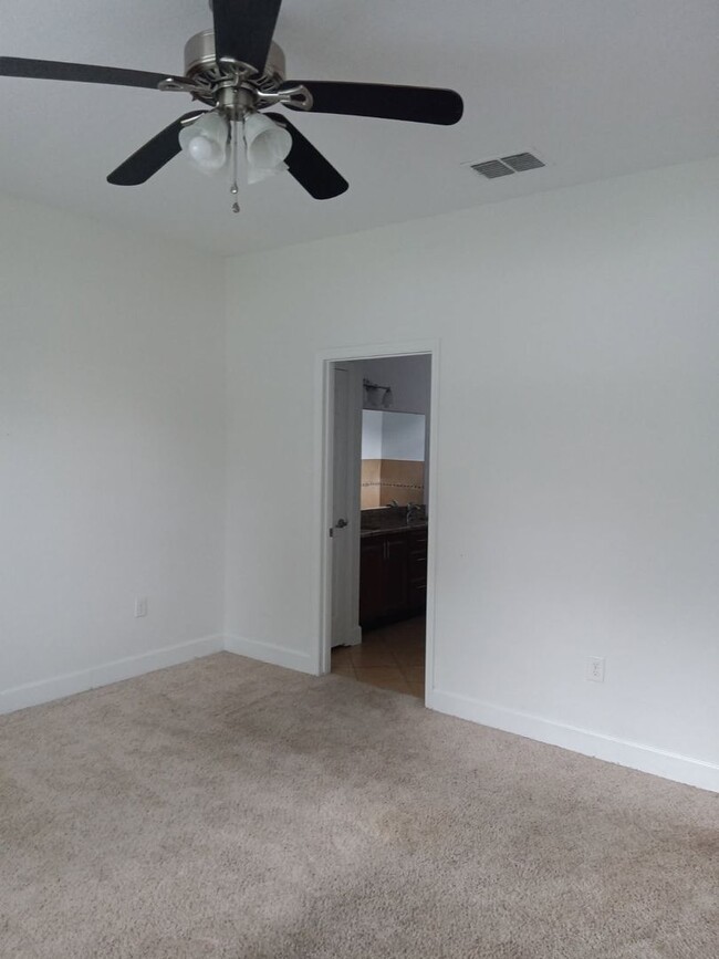 Building Photo - Spacious 4-Bedroom 2 Bathroom Apartment fo...