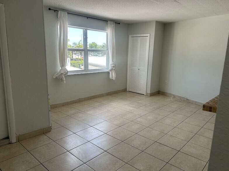 Building Photo - 2036 NE 18th St