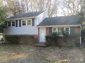 Building Photo - 4 Bedroom 2 Bath Chesterfield Tri-Level Ne...