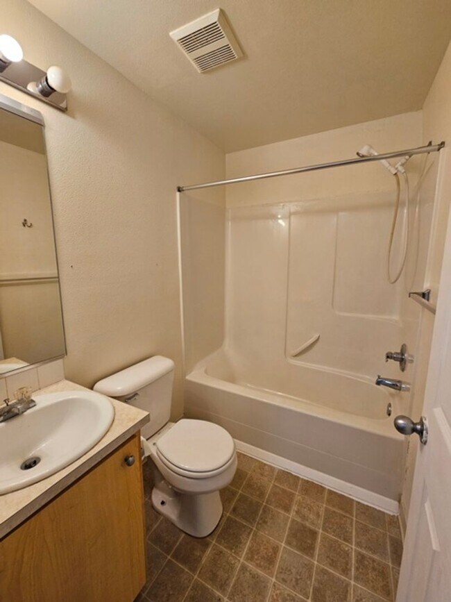 Building Photo - 3Bd/2Ba Single Story Home-Available to View!