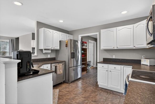 Building Photo - Spacious Stratham Home | Semi-In Ground Pool | Finished Basement | AVAILABLE AUGUST 1st