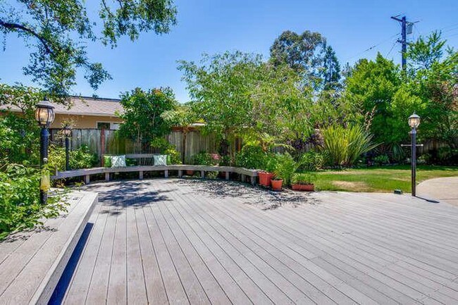 Building Photo - Stunning Los Altos home with private pool