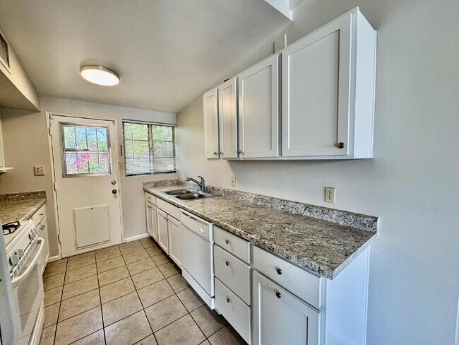 Building Photo - 1 Bedroom with private yard