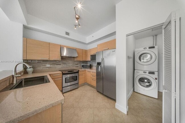 Building Photo - 2525 SW 3rd Ave