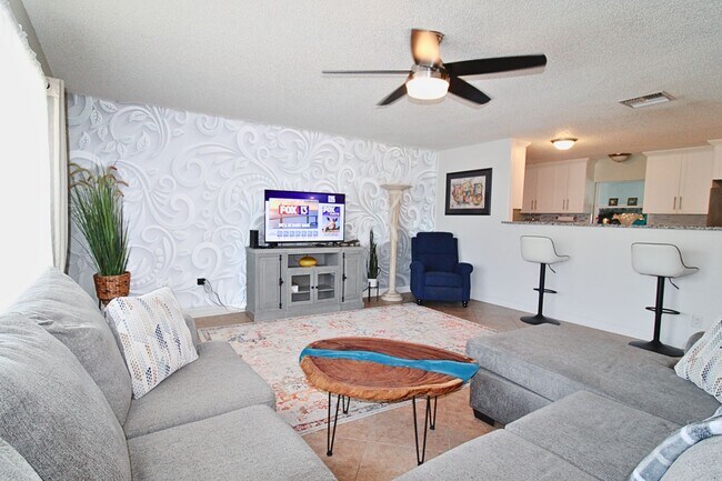 Building Photo - 3 Bed, 2 Bath Furnished Home With Screened...