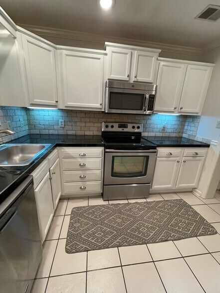 Building Photo - 2808 10th Ct S