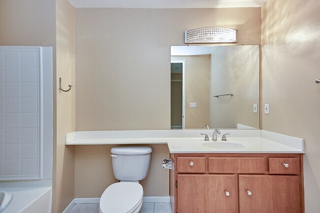 Building Photo - Spacious 2 Bed 2 Bath Condominium In K-Town