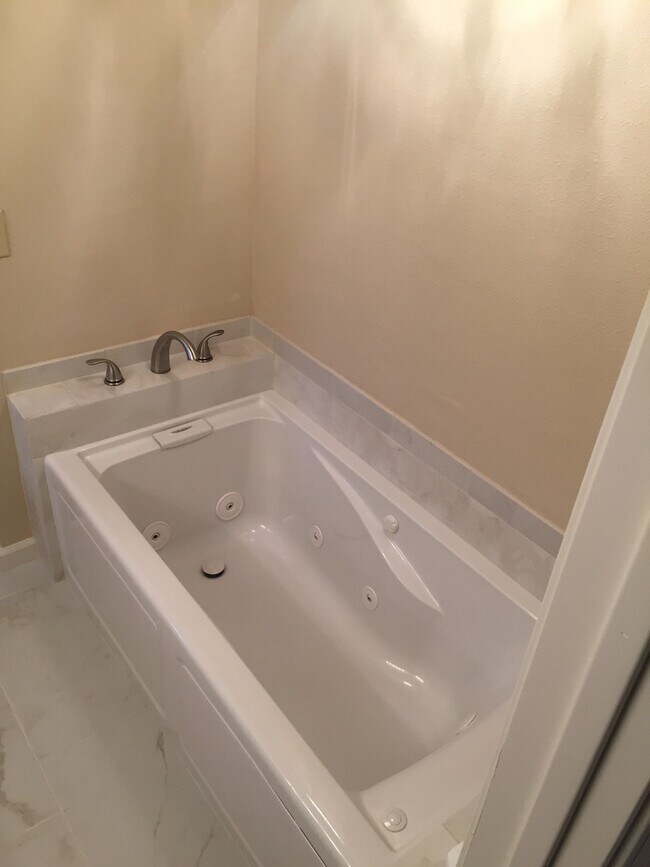 Building Photo - 110 Rock Ravine Ct