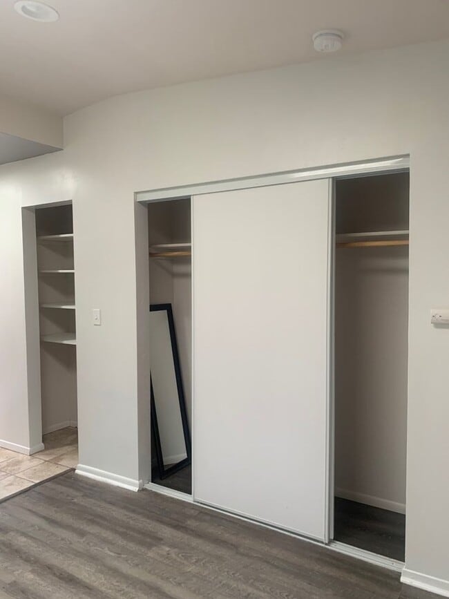 Building Photo - Adorable Studio in established neighborhood