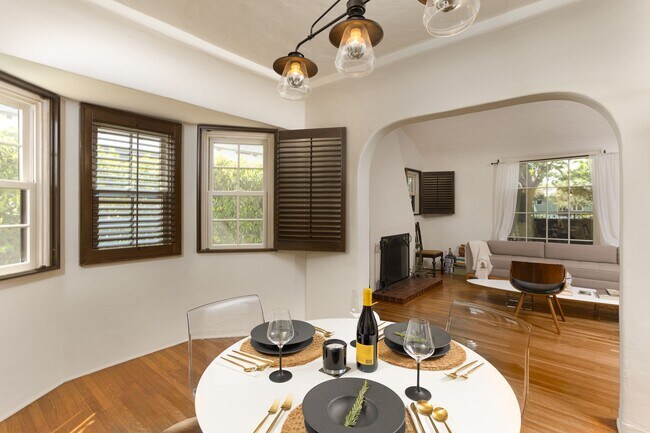 Building Photo - Beautiful 3 Bedroom Home in Prime North Hollywood Location