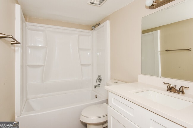 Building Photo - 598 Oakside Dr SW