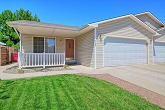 Building Photo - 3 bedroom 2 bath Duplex