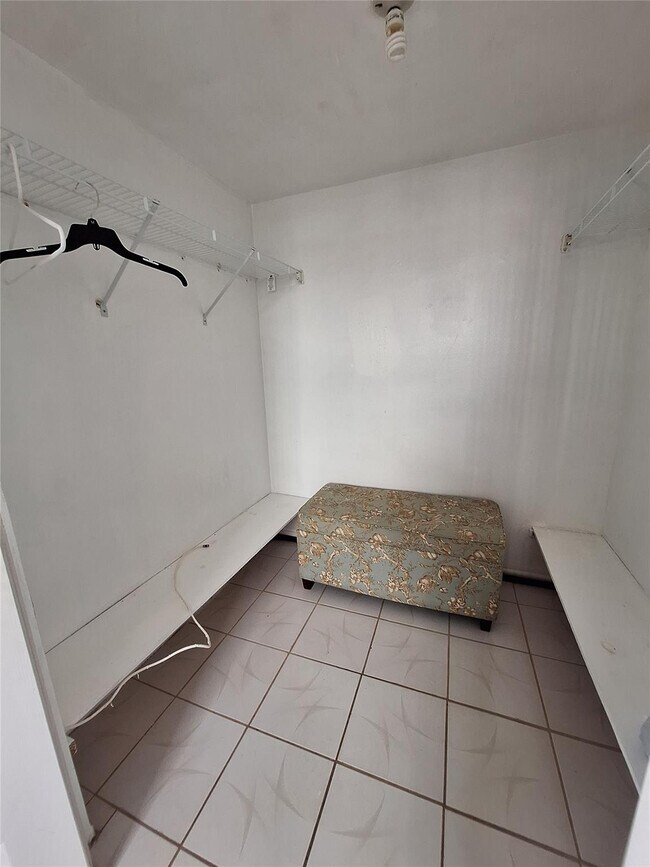 Building Photo - 2821 Somerset Dr