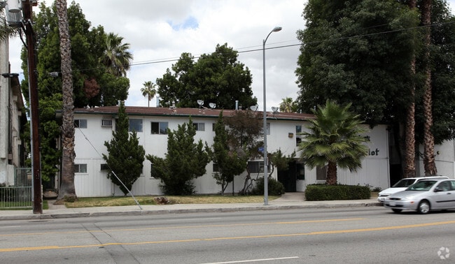 Building Photo - Camelot Apartments