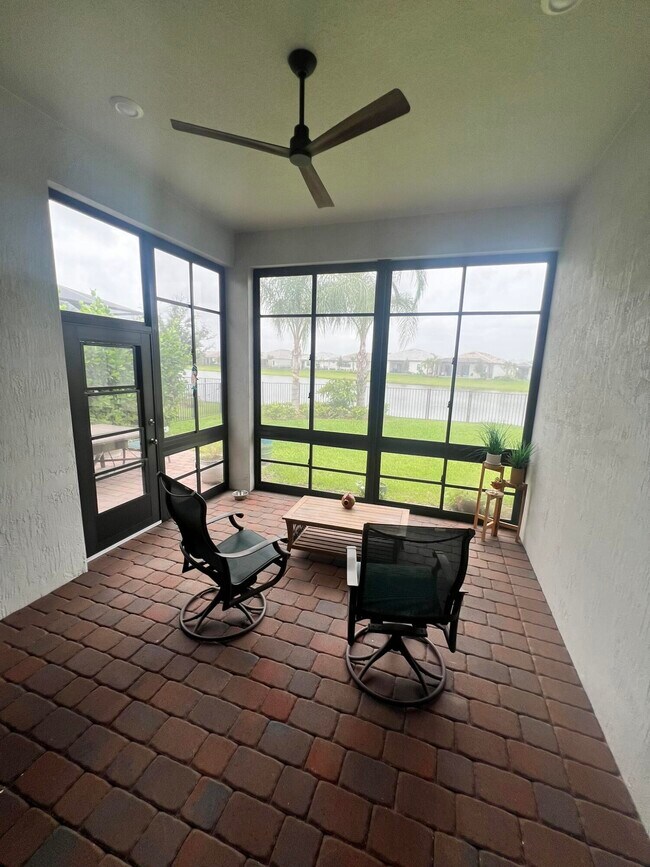 Building Photo - 655 S E Boboli Way