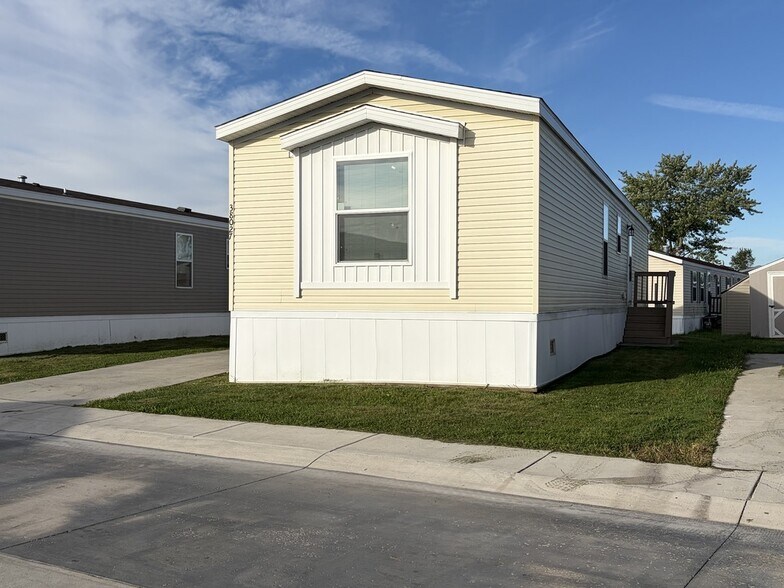 Building Photo - 38027 Leverette Ave