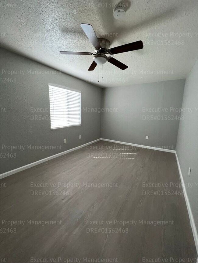 Building Photo - 1 bedroom/ 1 bathroom floor unit.