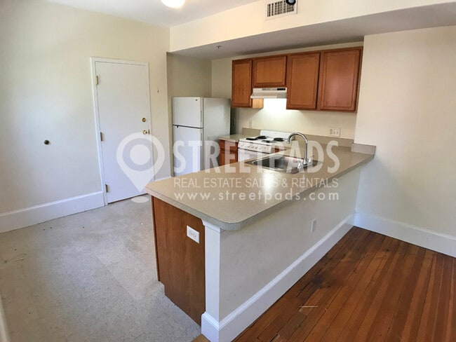 Building Photo - 881 Massachusetts Ave