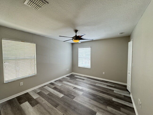 Building Photo - "Charming Tampa Retreat: Stylish 2-Bedroom...