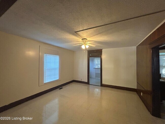 Building Photo - 402 Amy Ave
