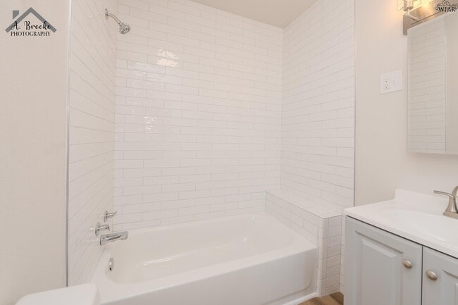 Building Photo - 415 N Oak St