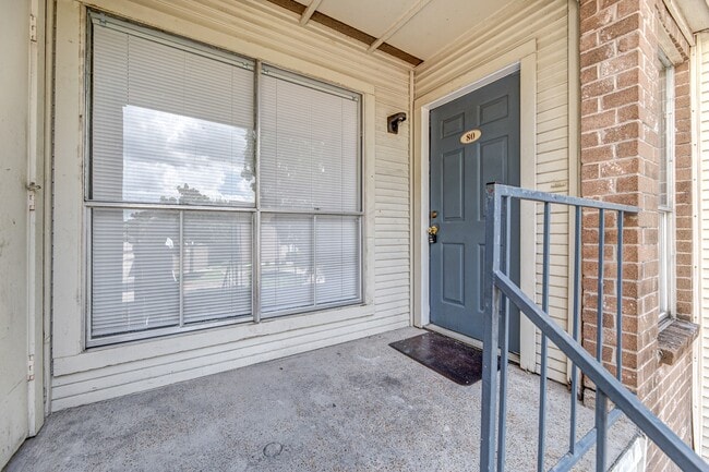 Building Photo - 3900 Woodchase Dr