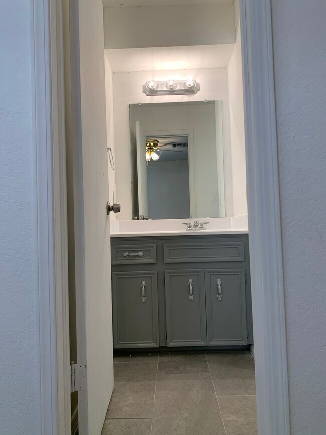 Building Photo - 902 W Edgewater St