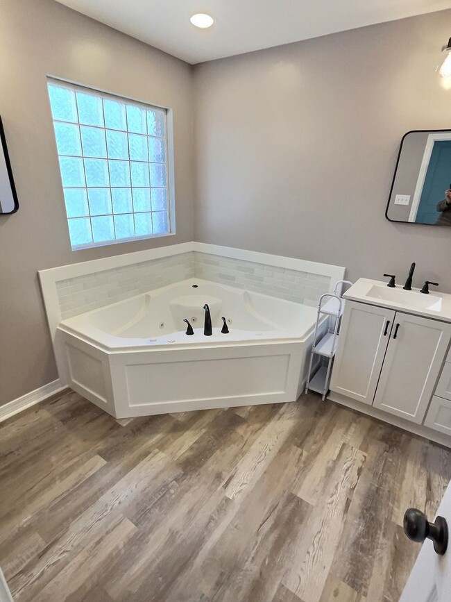 Building Photo - Updated home in Ocean Springs!