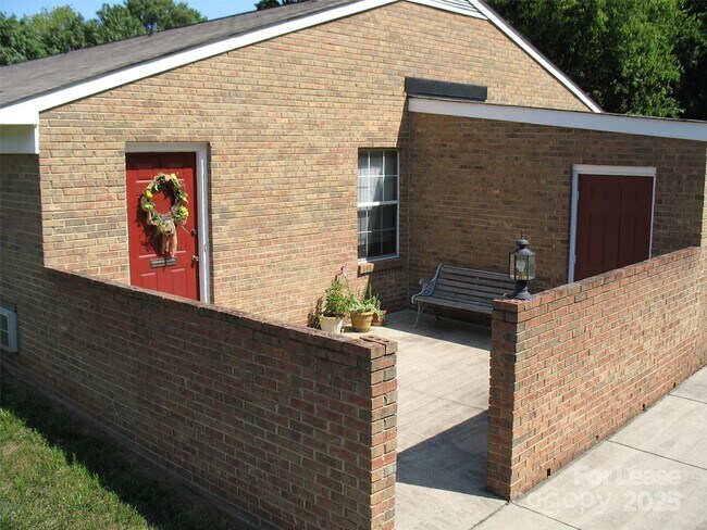Building Photo - 1300 Lomax Ave