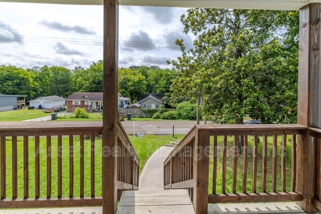 Building Photo - 619 Midlake Dr NE