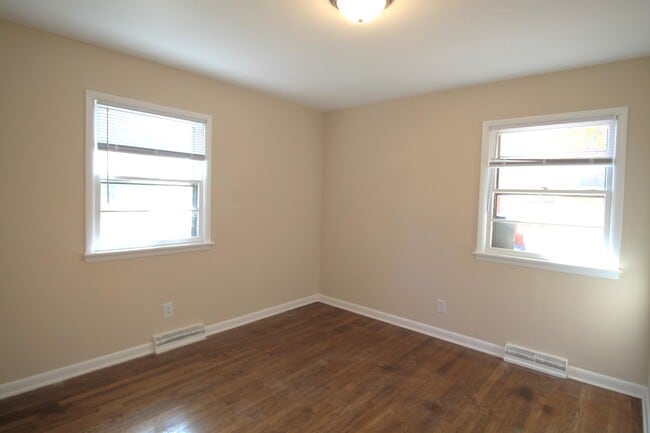 Building Photo - 155 1/2 Delmont Dr