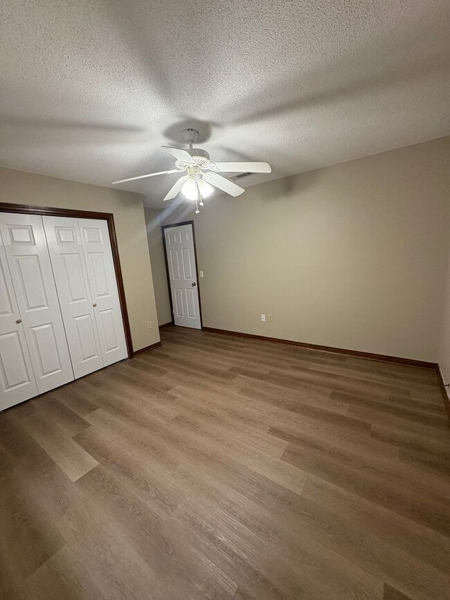 Building Photo - Valley Hills Subdivision - Detached Garage...