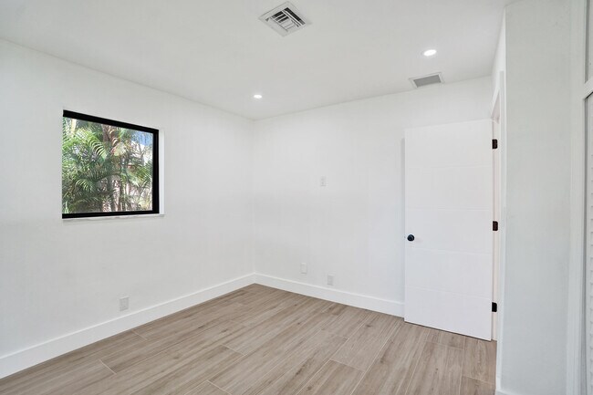 Building Photo - 1250 SW 4th St