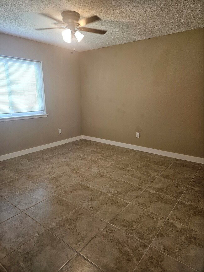Building Photo - 4920 Deerwood Cir