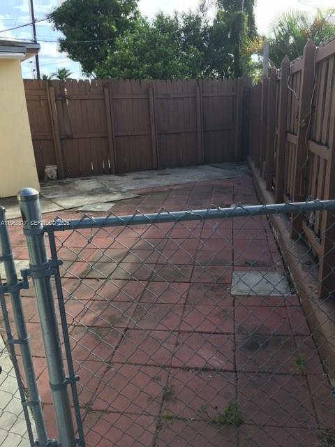 Building Photo - 1122 NW 24th Ct