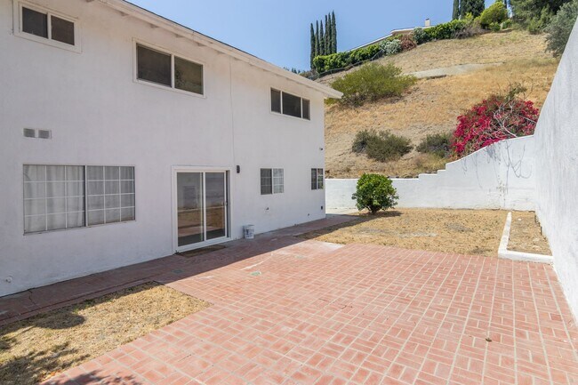 Building Photo - Refreshed 5-bedroom, 3-bathroom home locat...