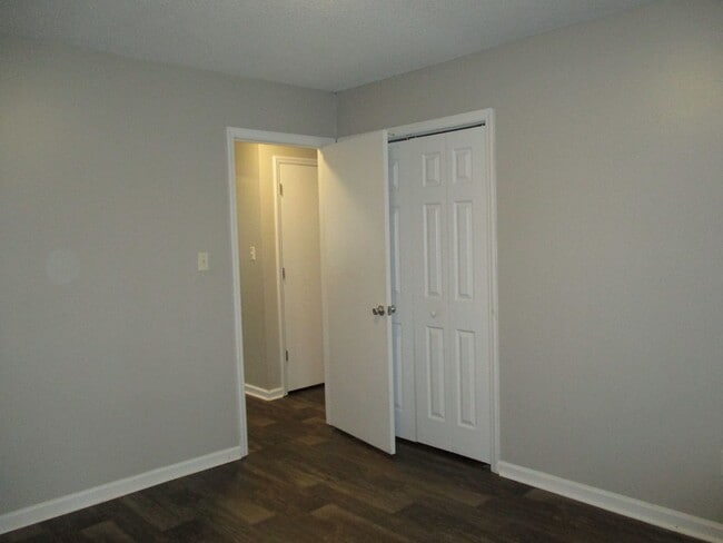 Building Photo - Charming two bedroom two bath duplex just ...