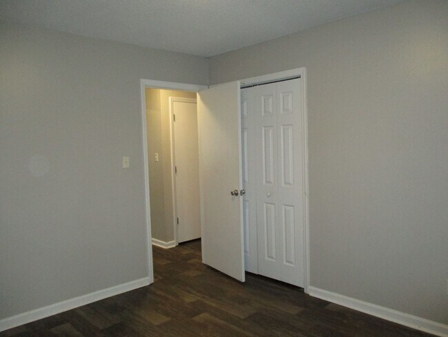 Building Photo - Charming two bedroom two bath duplex just a short drive to the area bases, shopping and fine dini...