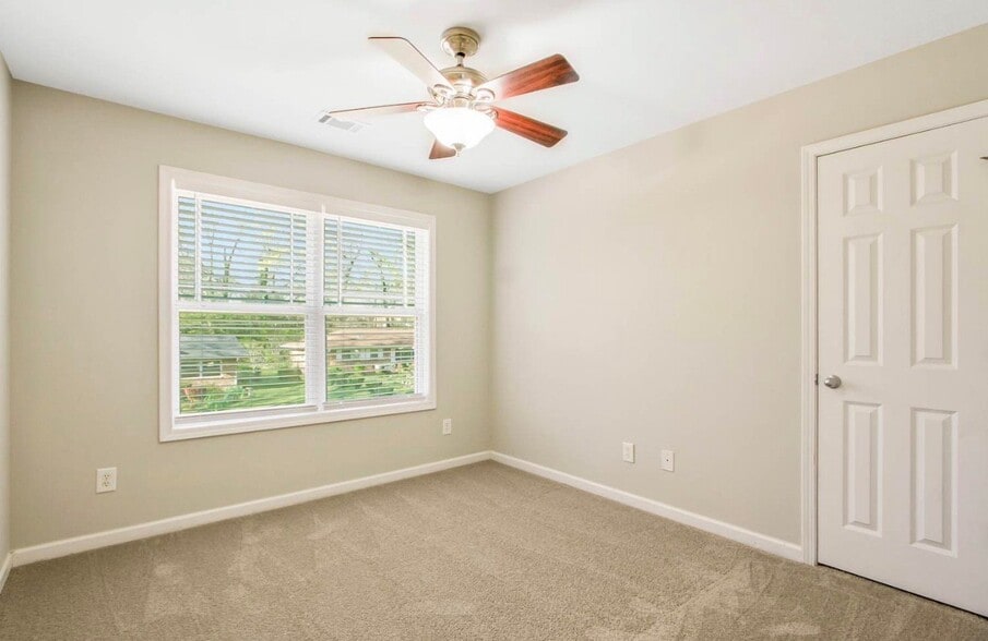 Building Photo - 2509 Brentford Pl