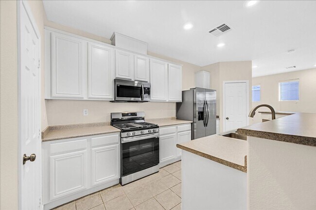 Building Photo - Spacious 2 bedroom condo with attached condo