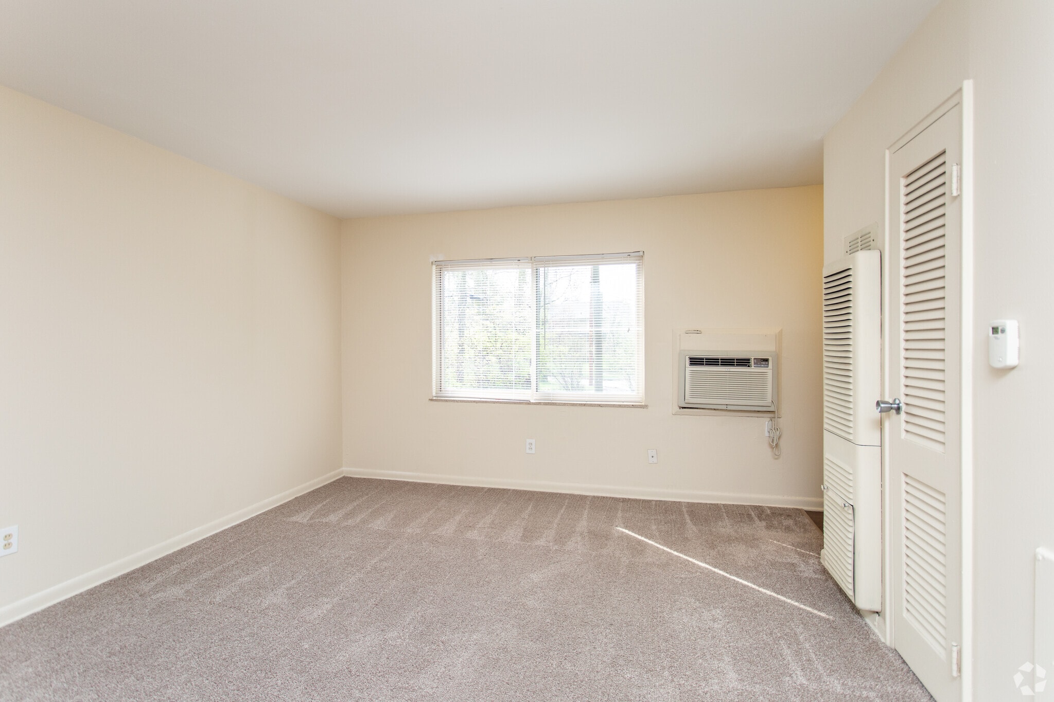 Studio, 1BA - 350 SF - Clintonville Commons