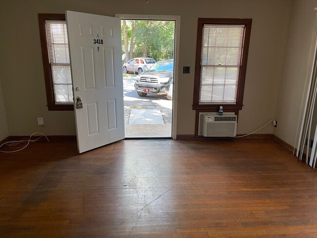 Building Photo - 1BED/1BA Duplex