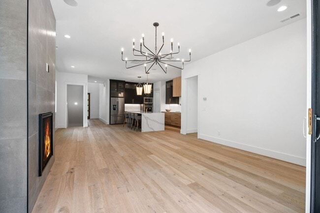 Building Photo - Custom 5 bedroom, 5 bathroom home with Woo...
